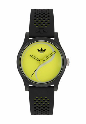 Čierne gumené hodinky s textúrovaným remienkom; okrúhly žltý ciferník s vírivým vzorom, čiernymi ručičkami a logom Adidas na vrchu.