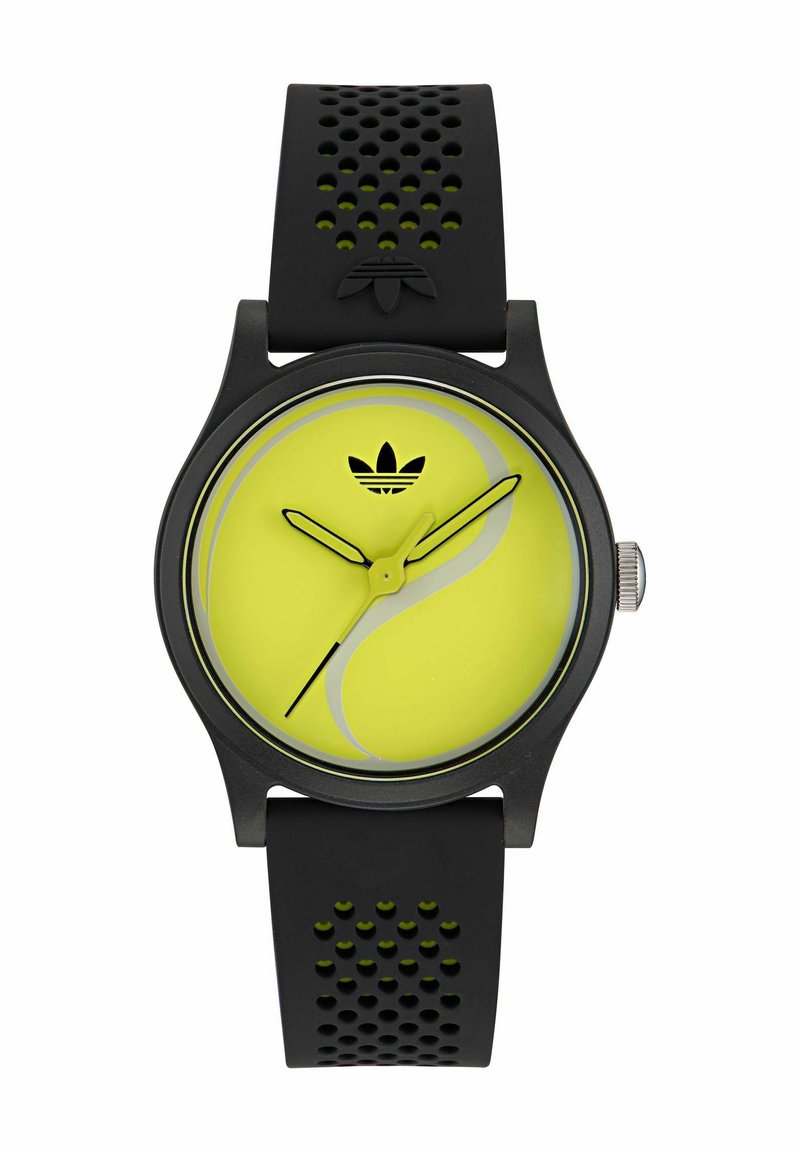 Orologio in gomma nera con cinturino texturizzato; quadrante rotondo giallo con un design a spirale, lancette nere e logo Adidas in alto.