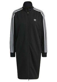 Černé sportovní šaty na zip vyrobené z hladké tkaniny. Mají bílé tříproužkové zdobení podél rukávů a stojací límec. Dva boční kapsy.