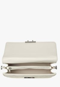 Bílá kožená psaníčko s saténovým povrchem, které obsahuje zipovou kapsu uvnitř, kovové zapínání a prošívaný vzor na vnějším povrchu.