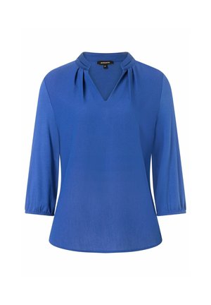 Blå damebluse med 3/4-ærmer, rynket halsudskæring og V-formet hakkrave, vist på en hvid baggrund.