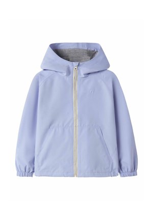 Lyse lilla hættejakke med lynlås foran, elastiske manchetter og to forlommer, vist mod en hvid baggrund.