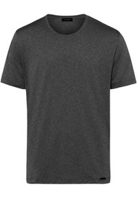 Šedé tričko s krátkým rukávem vyrobené z měkké tkaniny s kulatým výstřihem. Obsahuje jemný melírový vzor a malou značku na lemu.
