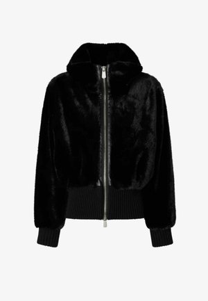 Čierna bomber bunda z umelého kožušiny so zapínaním na zips, rebrovanými manžetami a lemom. Má kapucňu a lesklú textúru s priliehavým strihom.