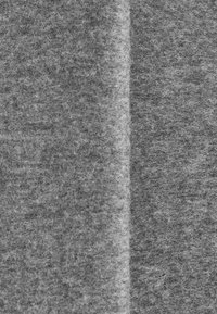 Grauer Filzstoff mit einer weichen, strukturierten Oberfläche und feiner Webart. Keine auffälligen Muster oder Hardware; insgesamt ein einheitliches Erscheinungsbild.