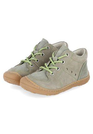 Chaussures en daim vert pour tout-petit avec des lacets vert clair, des semelles en caoutchouc marron et des détails perforés sur les côtés, présentées côte à côte sur fond blanc.