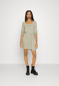 NA-KD PAMELA REIF x NA-KD - DROPPED SHOULDER MINI DRESS - Vestido de malha - dark olive