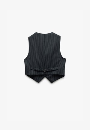 Zwarte culotte met een lichte glans, voorzien van een rugventilatie en een verstelbare band met een ronde gesp. Geen zichtbare sluiting aan de voorkant.