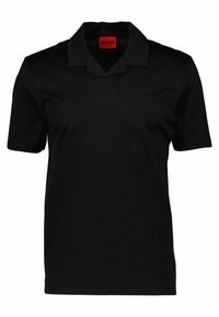 Czarny polo z gładkiego materiału; ma płaski kołnierzyk, krótkie rękawy oraz czerwoną metkę z napisem "HUGO" na szyi.