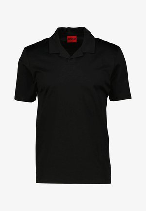 Zwarte polo gemaakt van gladde stof; heeft een platte kraag, korte mouwen en een rood label met "HUGO" op de nek.