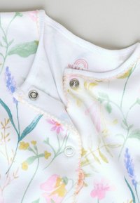 Valge beebivormi pastelse lillemustriga, roosa laineline ääris ja hõbedased trukid rinnal.