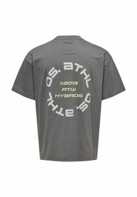 Graues Baumwoll-T-Shirt mit rundem Logo in weißem und neongrünen Text auf dem Rücken, einschließlich des Jahres 2013 und "RTW HYBRIDS."