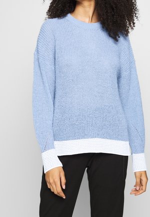 Maglione azzurro chiaro lavorato a maglia con collo rotondo, orlo e polsini in bianco a coste, caratterizzato da una finitura texturizzata e un design a vestibilità ampia.