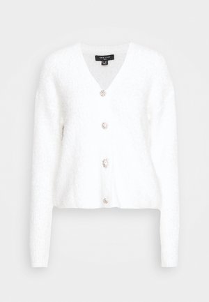 Cardigan blanc duveteux avec col en V et quatre boutons décoratifs en pierres précieuses sur le devant, manches longues et ourlet droit.