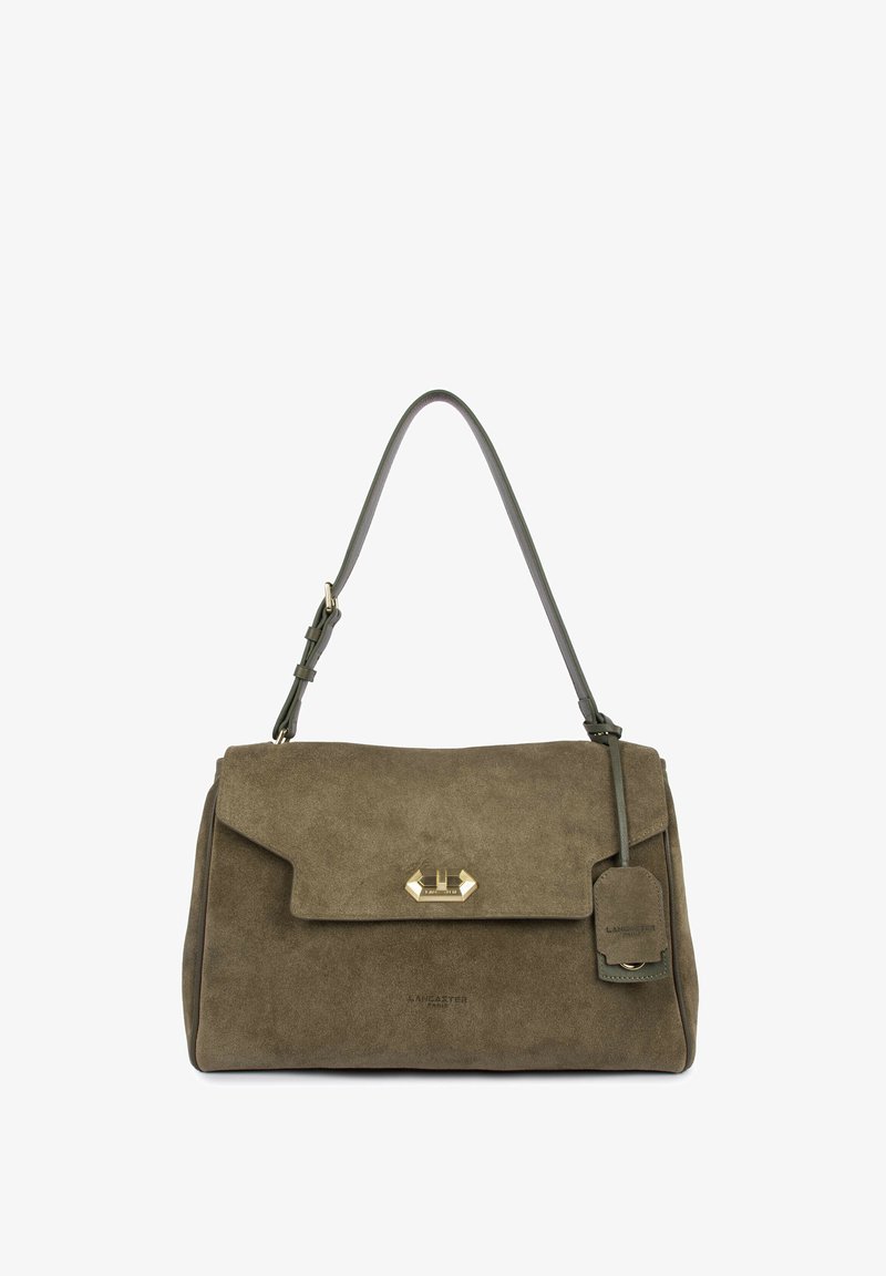 Sac à épaule en daim vert olive avec bandoulière réglable, fermoir doré et étiquette assortie suspendue sur le côté.