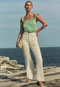 Love & Roses SQUARE NECK RUFFLE CAMISOLE -REGULAR FIT - Blúz - green broderie