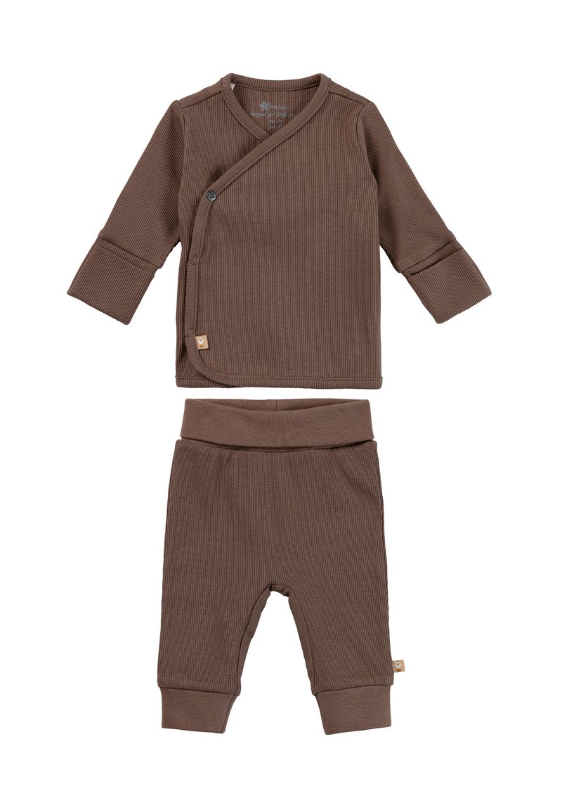 Braunes, geripptes Baby-Outfit bestehend aus einem Wickeloberteil mit langen Ärmeln und Knopfdetail sowie passenden Hosen mit elastischem Bund.