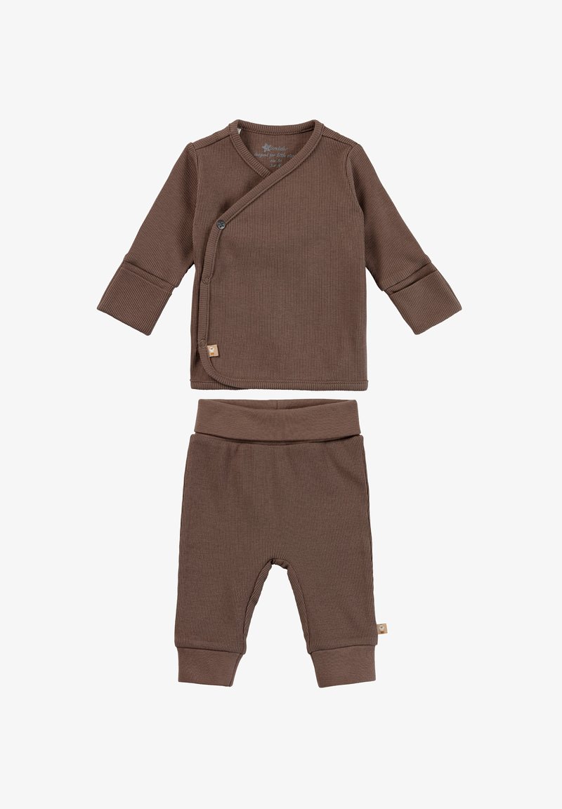 Braunes, geripptes Baby-Outfit bestehend aus einem Wickeloberteil mit langen Ärmeln und Knopfdetail sowie passenden Hosen mit elastischem Bund.
