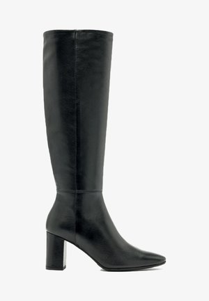 Botas de cuero negras hasta la rodilla con punta afilada y tacón grueso, que presentan una textura suave y un diseño minimalista.