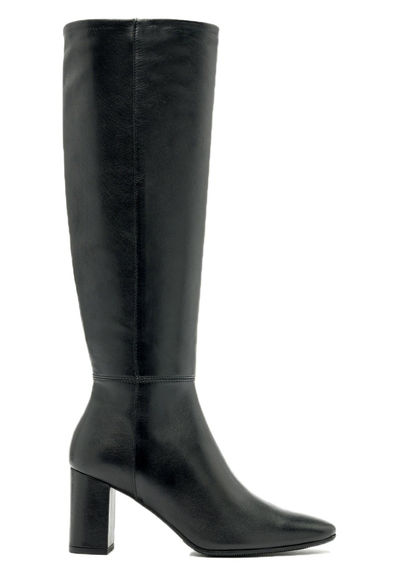 Botas de cuero negras hasta la rodilla con punta afilada y tacón grueso, que presentan una textura suave y un diseño minimalista.