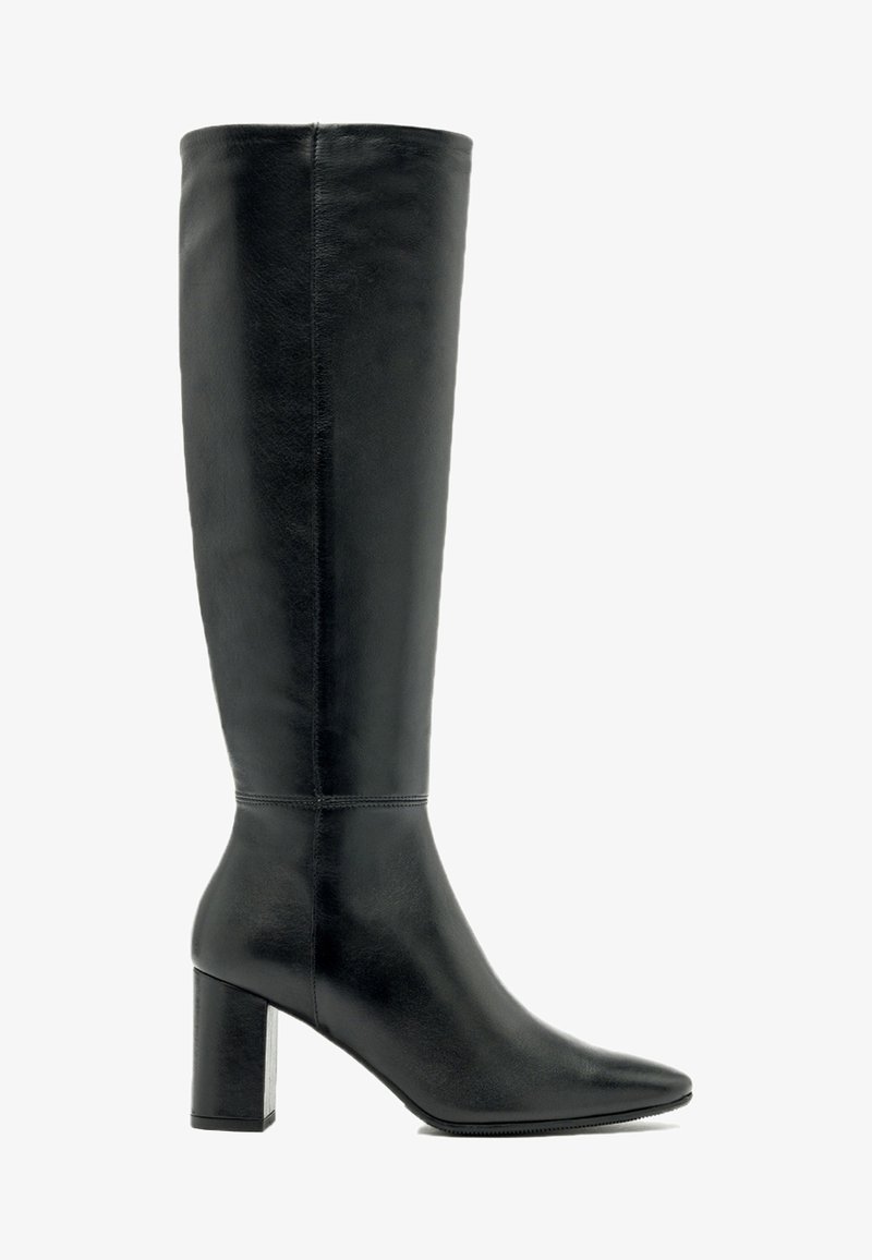 Knee-high črne usnjene škornje s koničastim nosom in debelim blokastim petom, ki se ponašajo z gladko teksturo in minimaličnim dizajnom.