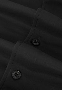 REGULAR FIT VOYAGER LONG-SLEEVE TRAVEL - Kostymskjorta - black