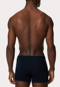 Herrars navy boxertights tillverkade av stretchmaterial, med en kontrasterande midja. Den släta texturen och den åtsittande designen ökar komforten.