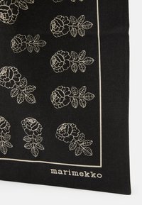 Svart stoff totebag med hvitt brodert rose- og bladmønster, med en enkel kant og "marimekko"-logo nederst.