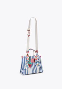 Borsa in tessuto a righe blu e bianco, decorata con manici a motivo floreale e un accento rosa. Caratterizzata da un manico corto e una lunga tracolla regolabile.
