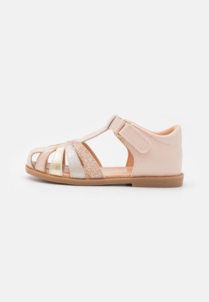 Lys rosa lær sandaler med glitterdetaljer og gull-, sølv- og rosastriper. Åpen tå-design med sidelukking og flat såle.