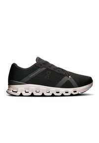 Chaussures de sport noires avec une tige texturée, des accents gris et une épaisse semelle CloudTec blanche. Comprend des lacets et une marque sur le côté.