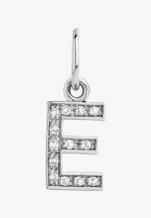 Charm de plata en forma de letra "E," adornado con pequeños cristales claros, con un lazo para su sujeción. Acabado liso y pulido.