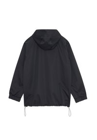 Jachetă neagră tip windbreaker cu glugă, manșete elasticizate și tiv ajustabil cu șnur. Fabricată dintr-un material ușor, rezistent la apă.