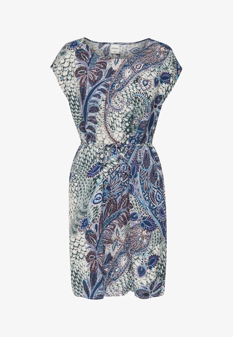 Robe courte à manches courtes, longueur genoux, avec des motifs cachemire bleus et violets et une ceinture à nouer à la taille sur fond blanc.