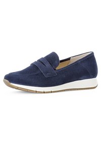 Navyblauwe suèd instap schoenen met een ronde neus, een accentband over de voorkant en een witte rubberen zool. Kenmerkt zich door een gestructureerd oppervlak.