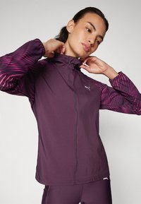 Puma RUN FAVORITE AOP WOVEN JACKET W - Chaqueta de running - midnight plum