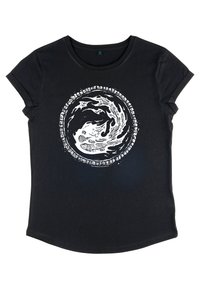 Schwarzes Baumwoll-T-Shirt mit einem kreisförmigen, weißen Grafikdesign aus wirbelnden Mustern und einem strukturierten Rand. Kurze Ärmel mit umgeschlagenen Bündchen.