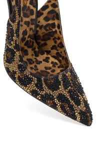 Leopardenmuster-Pumps mit Stiletto-Absatz, verziert mit schwarzen und goldenen Strasssteinen, mit einer spitzen Zehenpartie und einem strukturierten Wildleder-Obermaterial.