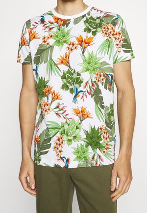 Kurzärmliges T-Shirt mit einem Rundhalsausschnitt, das mit einem lebhaften, tropischen Blumen- und Blätterdruck in Grün, Orange und Blau auf weißem Hintergrund verziert ist.