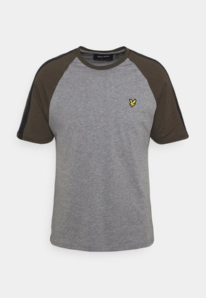T-shirt à manches courtes avec corps gris et manches raglan vert olive, avec un petit logo d'oiseau jaune sur la poitrine gauche.