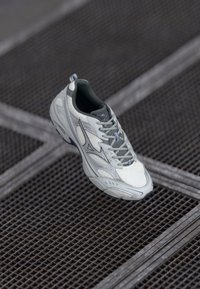 Unselected, nimbus cloud/silver-coloured