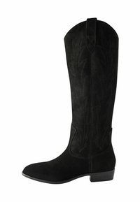 Fekete velúr cowboy csizma hegyes orral, díszítő varrással a szár mentén és alacsony, rétegelt sarokkal. Húzófüllel rendelkezik a könnyű felhúzáshoz.