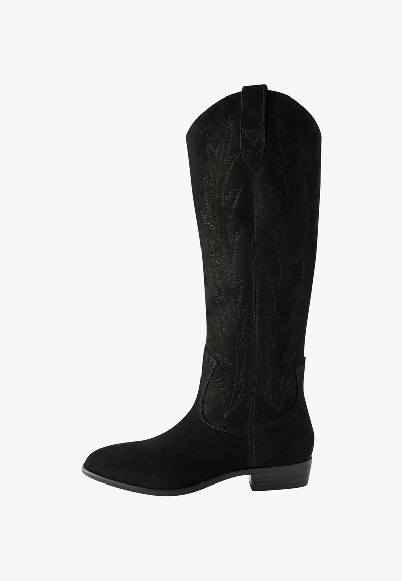 Černé semišové kovbojské boty s špičatou špičkou, dekorativním prošíváním podél holeně a nízkým podpatkem. Obsahují poutko pro snadné obouvání.
