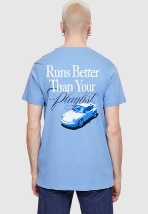 RUNS BETTER THAN YOUR PLAYLIST  - T-Shirt print - horizon blue