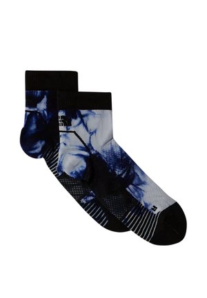 Paar Knöchelsocken mit schwarzen Bündchen, Zehen und Fersen, mit blauen und weißen Batikmustern und gestreiften Details an der Sohle.