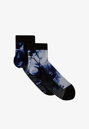Paar Knöchelsocken mit schwarzen Bündchen, Zehen und Fersen, mit blauen und weißen Batikmustern und gestreiften Details an der Sohle.