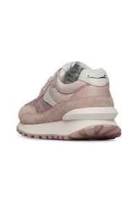 Różowe zamszowe i siateczkowe sneakersy z zaokrąglonym noskiem, wyściełanym kołnierzem oraz teksturowaną gumową podeszwą. Posiadają gładką panel akcentujący i branding.