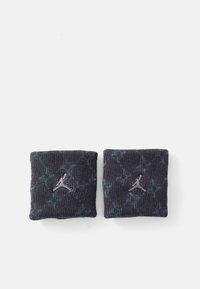 Fekete és kék mintás csuklópántok texturált felülettel, mindkettőn ezüst Jumpman logóval. Kompakt téglalap alakú.
