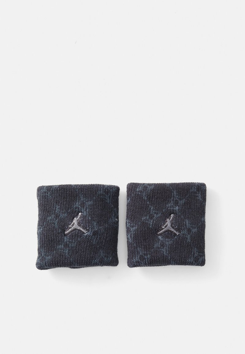 Fekete és kék mintás csuklópántok texturált felülettel, mindkettőn ezüst Jumpman logóval. Kompakt téglalap alakú.