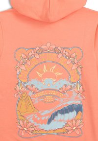 Hoodie corail arborant un design graphique avec un lever de soleil, des vagues et des accents floraux en jaune et bleu. Texture douce et style à enfiler.